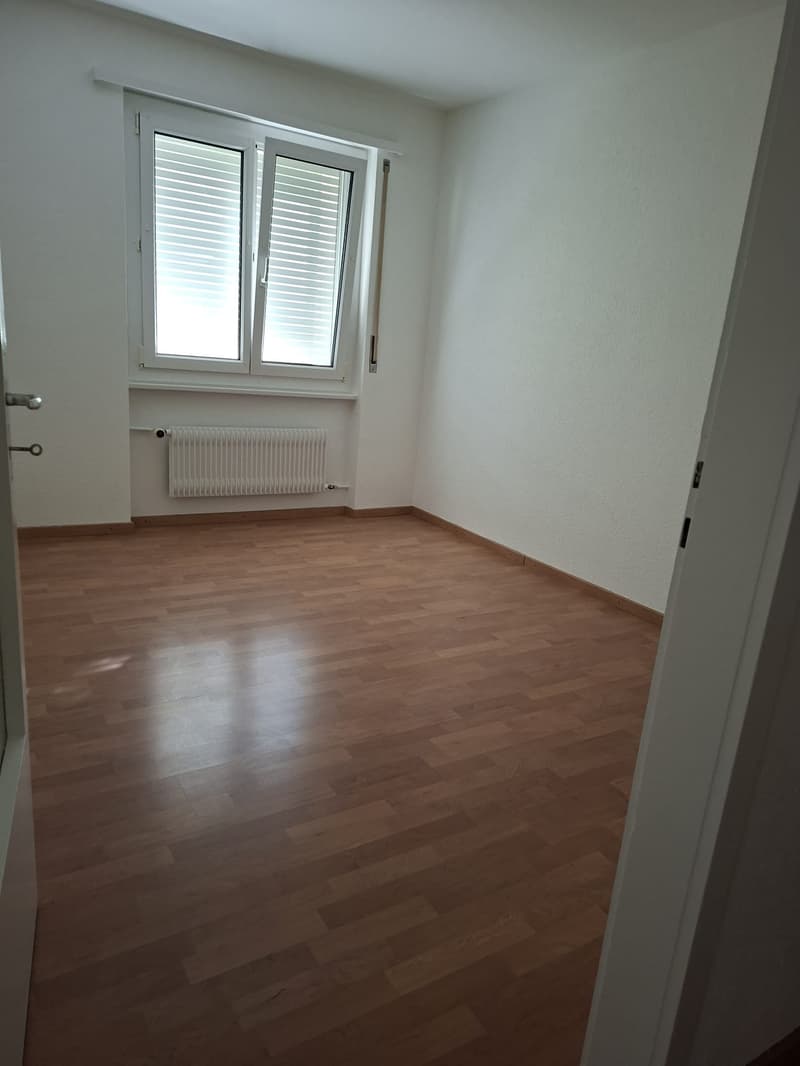 Bright 3.5-room apartment available immediately in Le Locle (3)