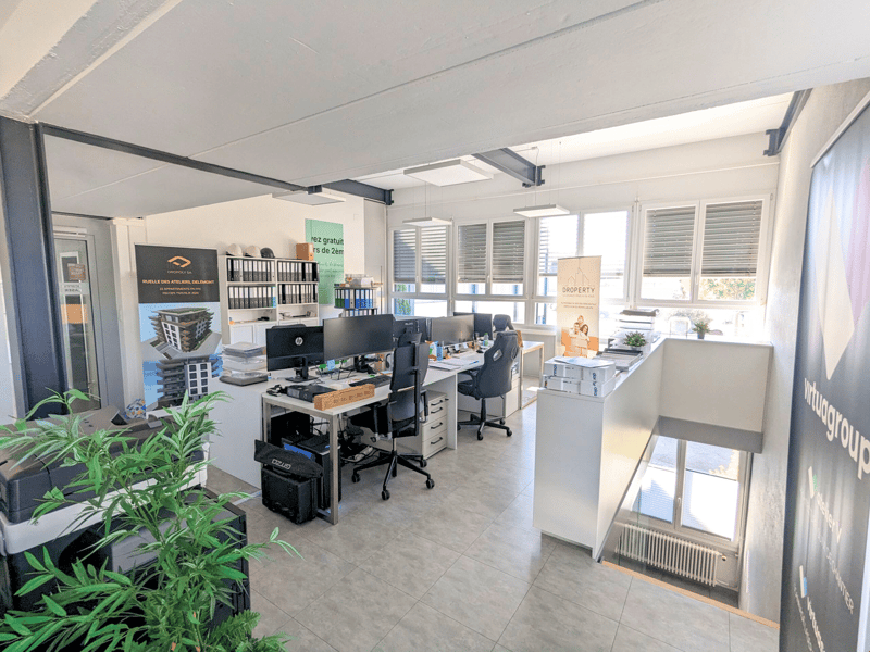 Bureau lumineux avec salle de conférence et cuisine (1)