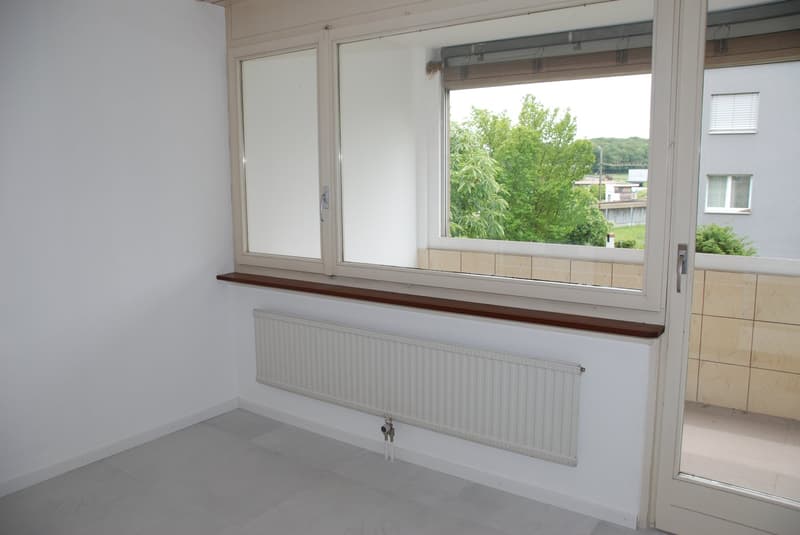 Renovated 3.5-room apartment with balcony in Cornaux (2)