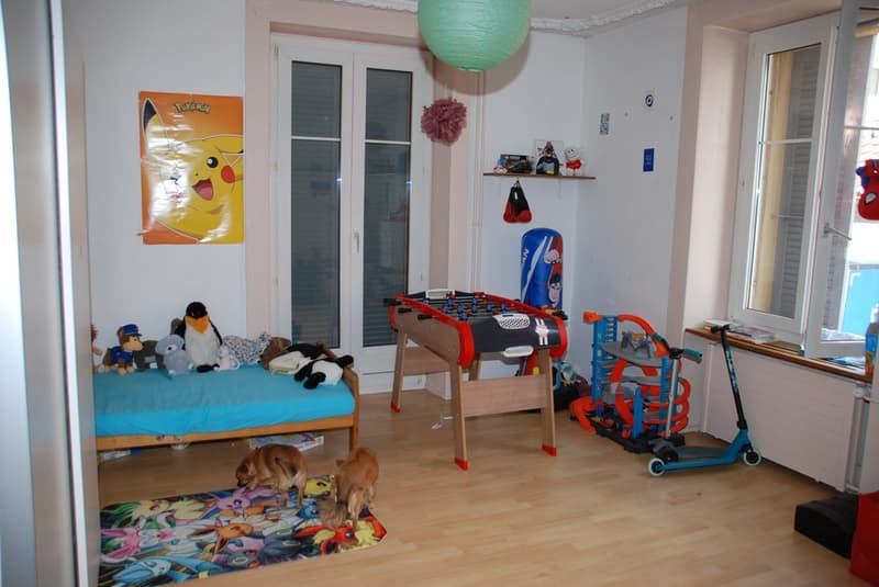 Mietshaus in Peseux mit 3 Wohnungen, Gewerberaum und Garagen (11)