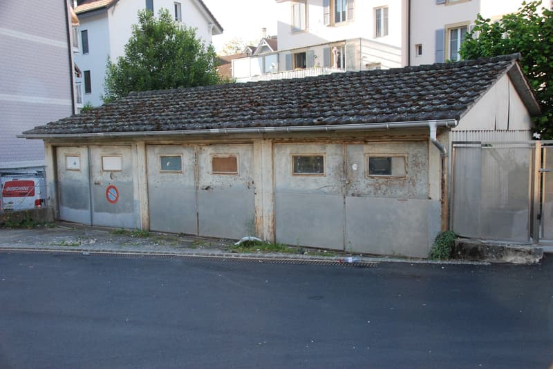 Mietshaus in Peseux mit 3 Wohnungen, Gewerberaum und Garagen (6)