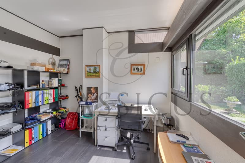 Villa luminosa e moderna con giardino alberato, ai margini del Golf di Ginevra (7)