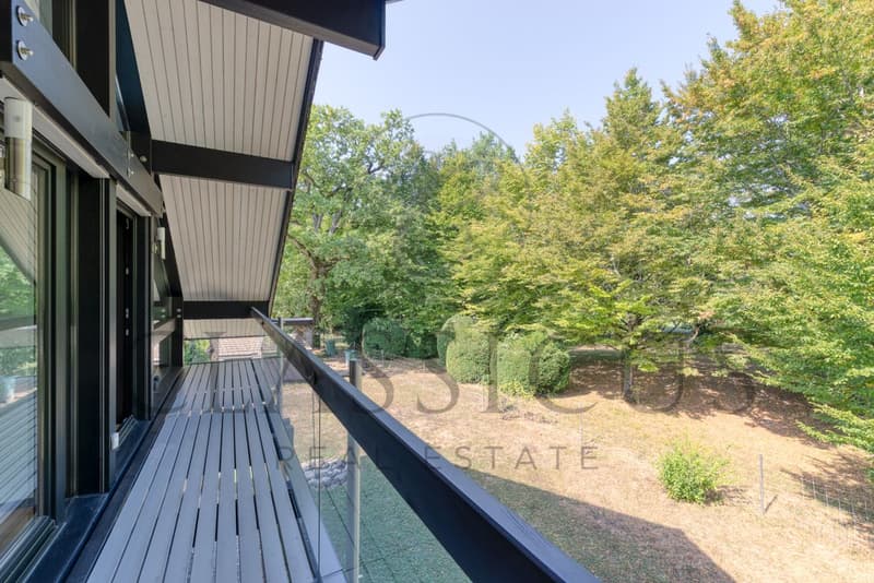 Villa lumineuse et moderne avec jardin arboré, à lisière du Golf de Genève (8)
