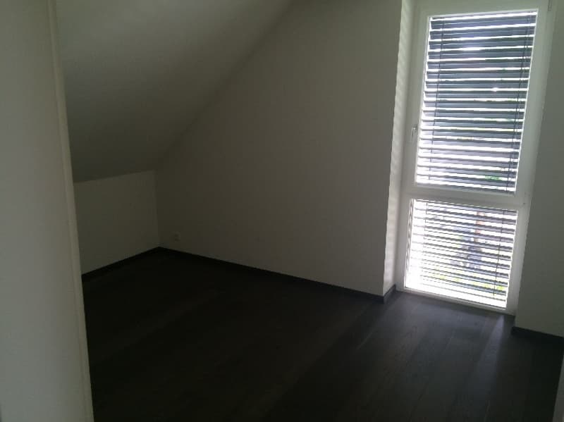 empty room, white walls, wooden floor, window with blinds