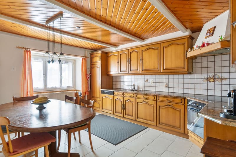 Large village house with 8.5 rooms and annexes in Bonfol (3)
