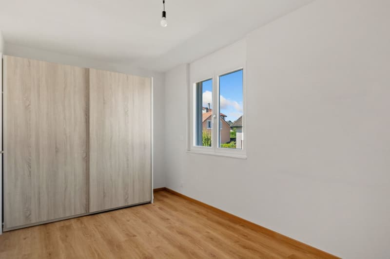 empty room, large wardrobe, wooden floor, window