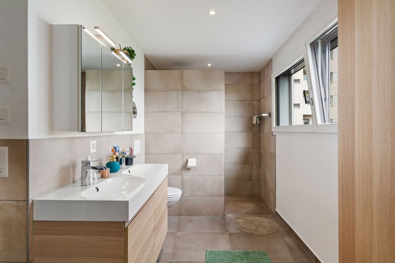 Spacious single-family house with 6.5 rooms in Courgenay with independent professional space (8)