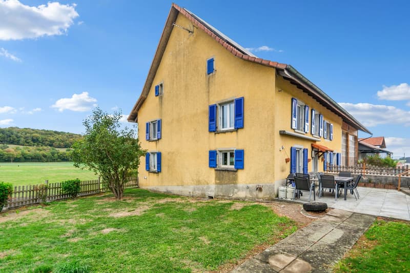 Spacieuse maison mitoyenne de 9 pièces avec espaces de travail et de stockage à Chevenez (1)