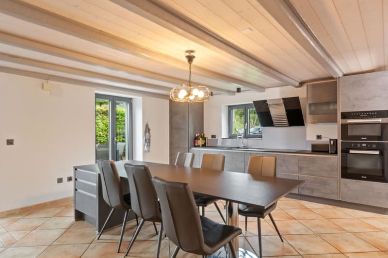 Spacieuse maison mitoyenne de 9 pièces avec espaces de travail et de stockage à Chevenez (2)