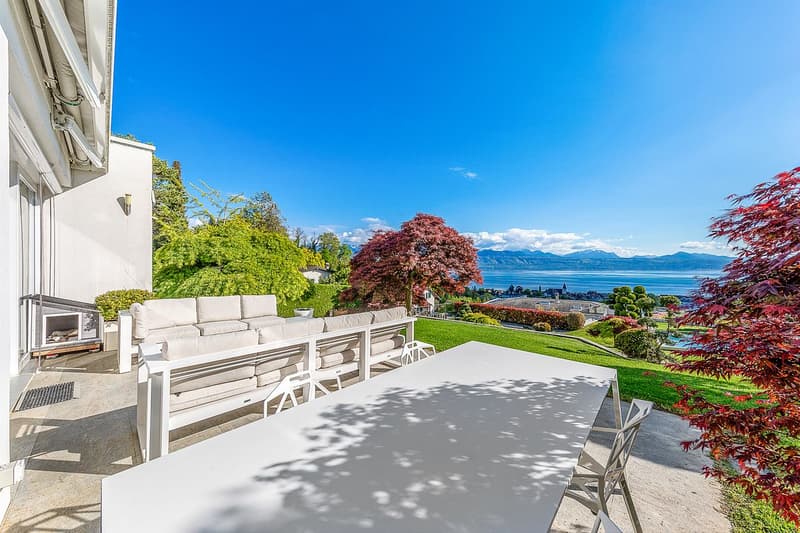 Contemporary 5.5-room apartment with breathtaking views of the lake and private pool (2)