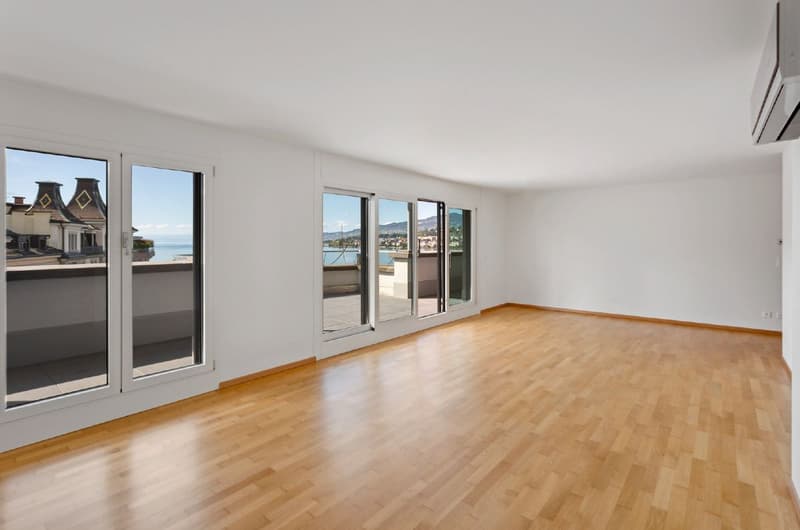 Superb attic for sale on the main street of Montreux with direct view of Freddie Mercury! (2)