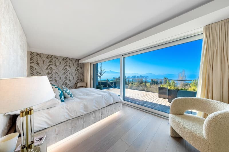 Sumptuous attic with 180-degree panoramic view of the lake and the Alps (8)