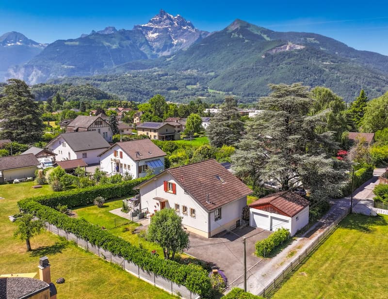 Magnificent individual house with a view of the Dents du Midi in Bex (1)