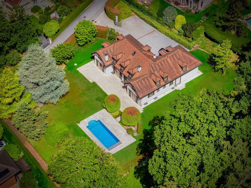 Magnifique propriété familiale avec piscine et vaste parcelle (3)