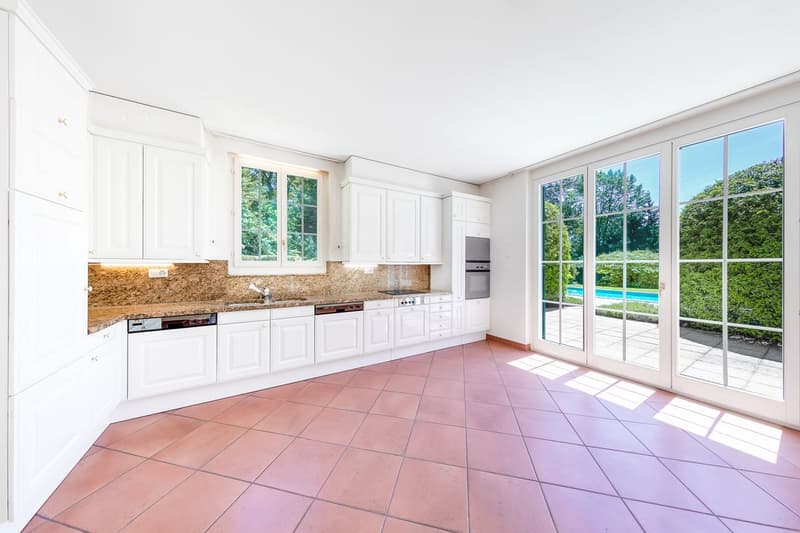 Magnifique propriété familiale avec piscine et vaste parcelle (11)