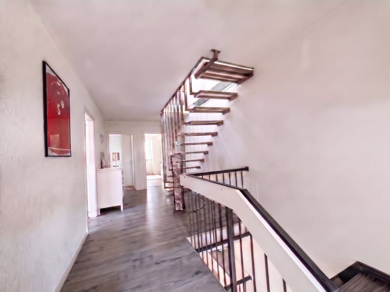 Rare ! Triplex en attique rénové de 6 pces, proche centre (13)