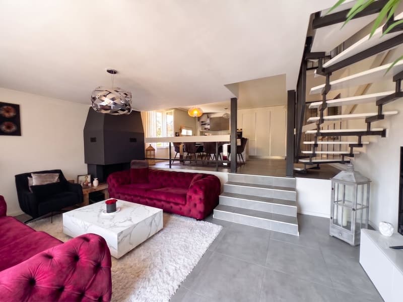 Rare ! Triplex en attique rénové de 6 pces, proche centre (1)
