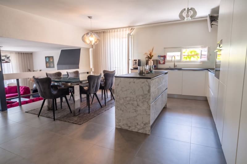 Rare ! Triplex en attique rénové de 6 pces, proche centre (3)