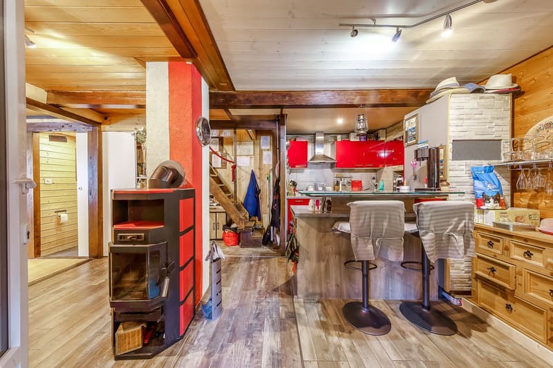 Joli Chalet à potentiel! (8)