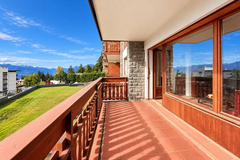Magnifique appartement rénové, baigné de lumière avec balcon offrant une vue sur les montagnes (2)