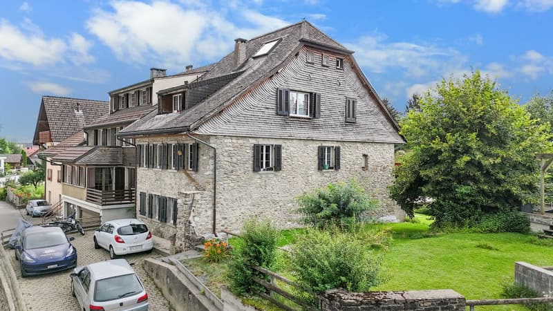 Charming building ideally located (9)