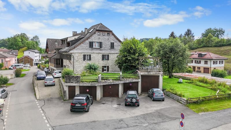 Charming building ideally located (10)