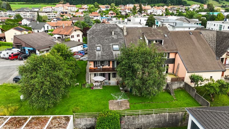 Charming building ideally located (7)