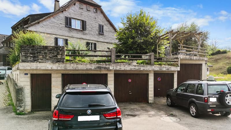 Charming building ideally located (3)