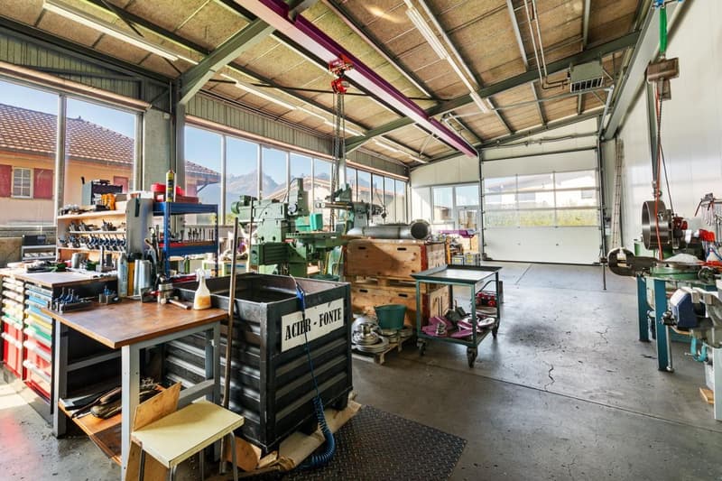 Exceptional property in industrial area with three apartments and a workshop (3)
