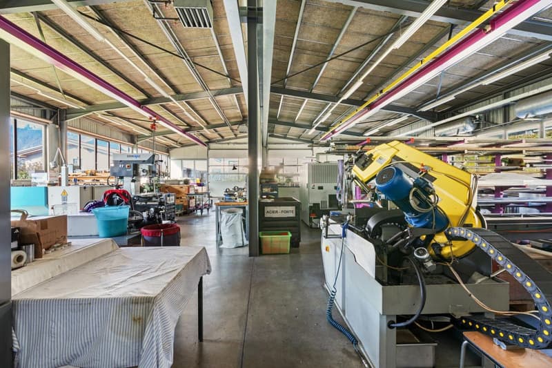 Exceptional property in industrial area with three apartments and a workshop (4)