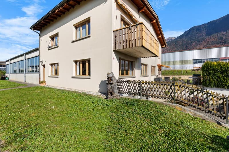 Exceptional property in industrial area with three apartments and a workshop (5)