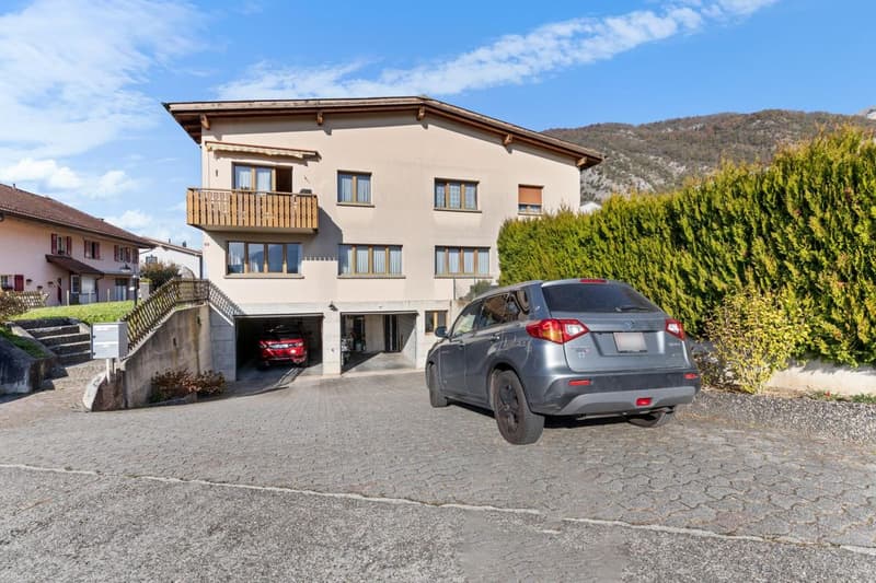 Exceptional property in industrial area with three apartments and a workshop (6)