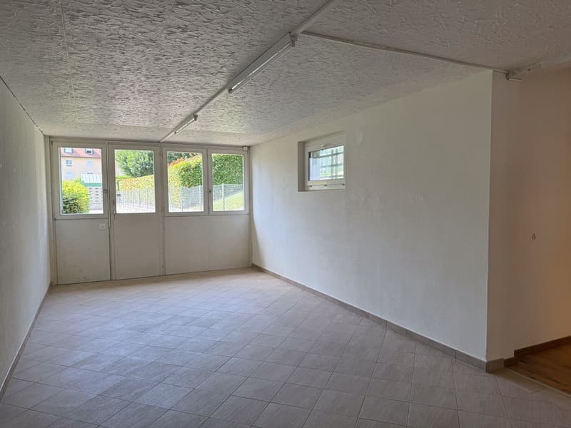 Locale commerciale polivalente di 122m2 con seminterrato e parcheggi (8)