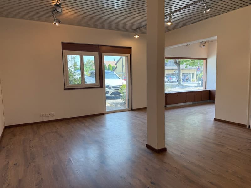 Locale commerciale polivalente di 122m2 con seminterrato e parcheggi (5)