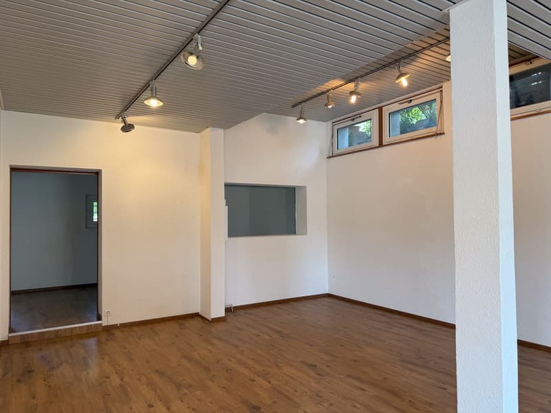 Locale commerciale polivalente di 122m2 con seminterrato e parcheggi (2)