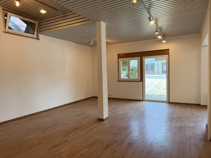 Locale commerciale polivalente di 122m2 con seminterrato e parcheggi (3)