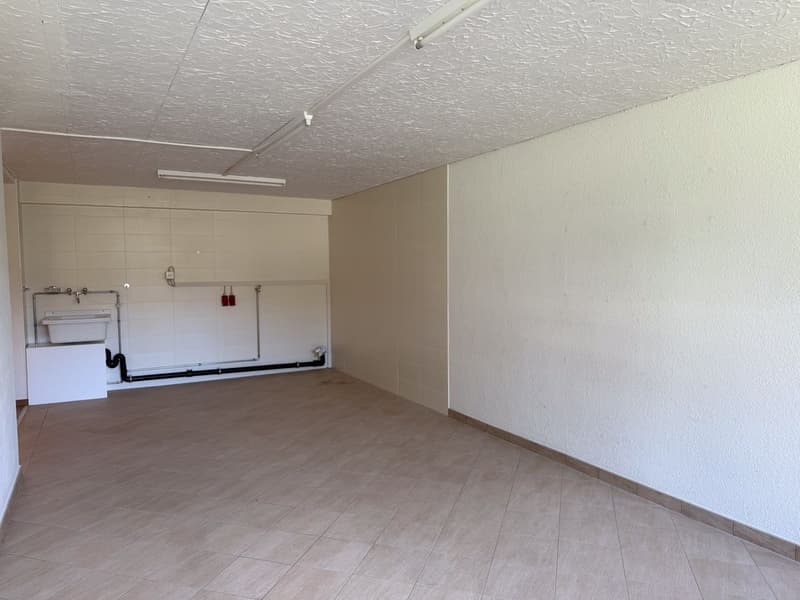 Locale commerciale polivalente di 122m2 con seminterrato e parcheggi (10)