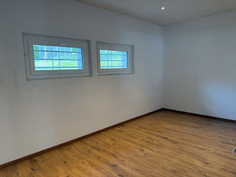 Locale commerciale polivalente di 122m2 con seminterrato e parcheggi (6)
