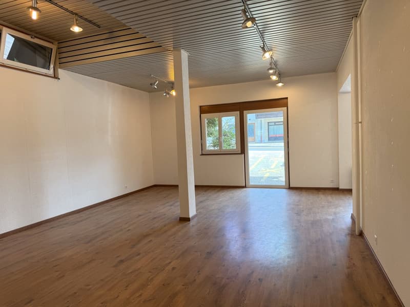 Locale commerciale polivalente di 122m2 con seminterrato e parcheggi (12)