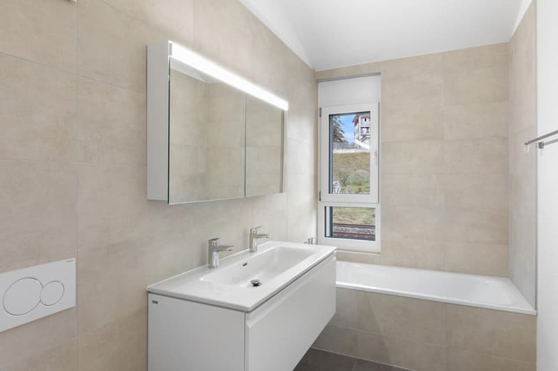 Entdecken Sie eine außergewöhnliche Wohnung, die Komfort, Raum und atemberaubende Aussicht auf die Alpen bietet. (8)