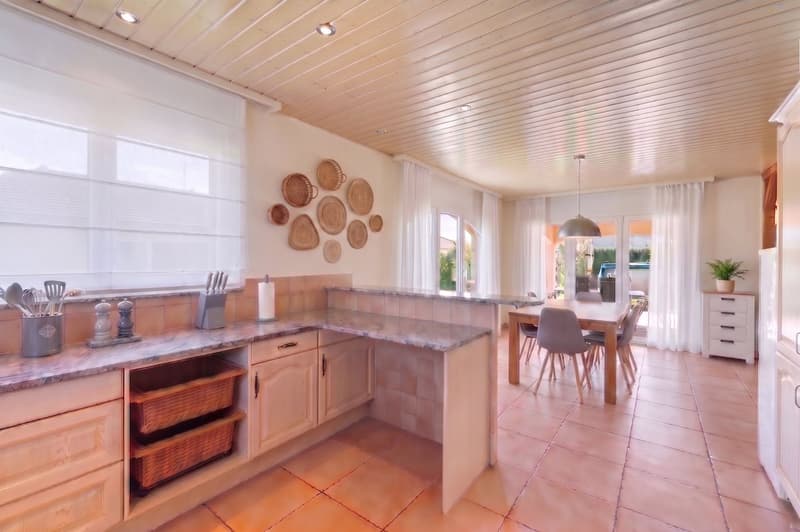 Exclusivity - Family house with large plot, exceptional light and potential for expansion. (5)