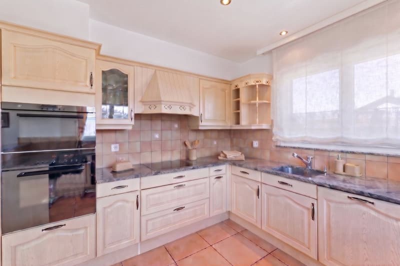 Exclusivity - Family house with large plot, exceptional light and potential for expansion. (4)