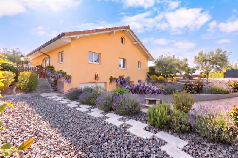 Exclusivity - Family house with large plot, exceptional light and potential for expansion. (13)