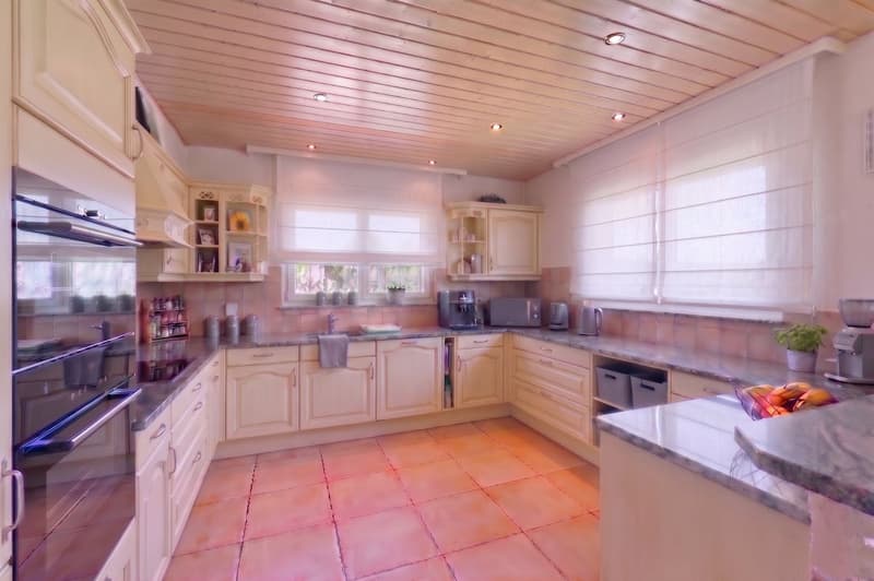 Exclusivity - Family house with large plot, exceptional light and potential for expansion. (3)