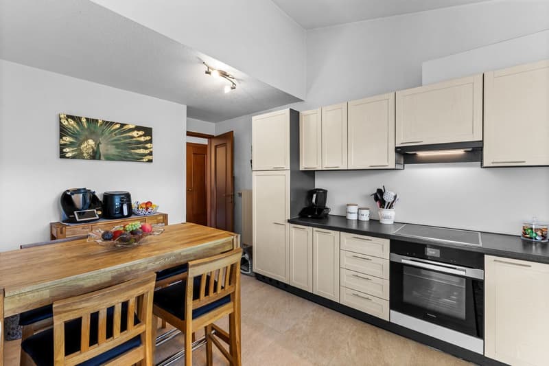 Bel appartement de 122 m² au dernier étage, entièrement rénové, avec 2 places de parc dans un garage souterrain. (1)