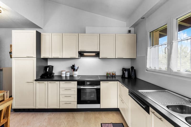 Bel appartement de 122 m² au dernier étage, entièrement rénové, avec 2 places de parc dans un garage souterrain. (5)