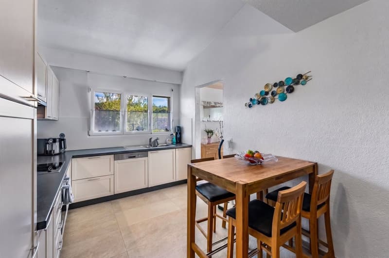 Bel appartement de 122 m² au dernier étage, entièrement rénové, avec 2 places de parc dans un garage souterrain. (6)