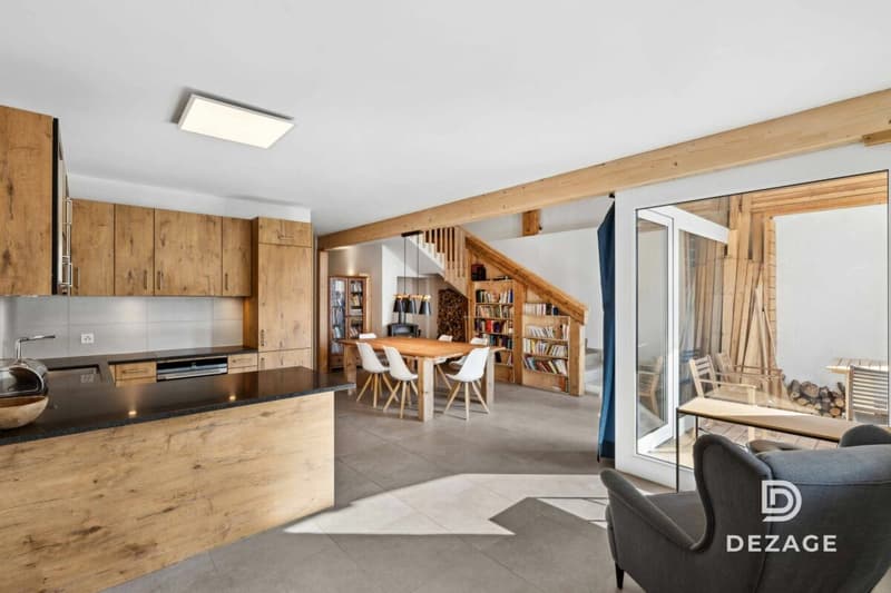 Bright duplex of 2 apartments - old charm, modern renovation and rental potential (2)