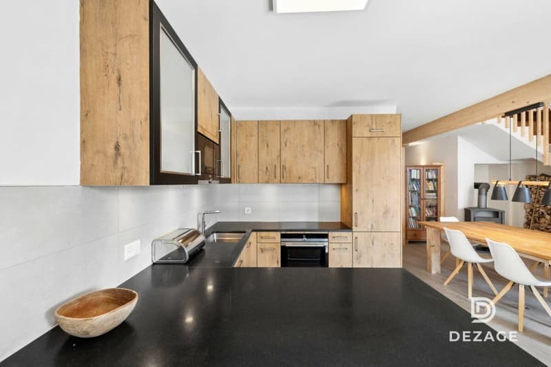 Bright duplex of 2 apartments - old charm, modern renovation and rental potential (5)