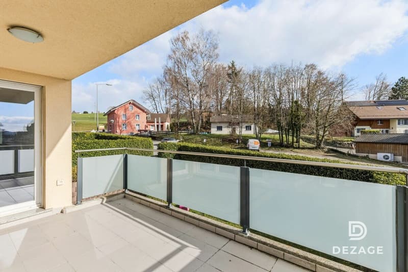 Large family apartment with covered balcony and view of Oron Castle! (12)